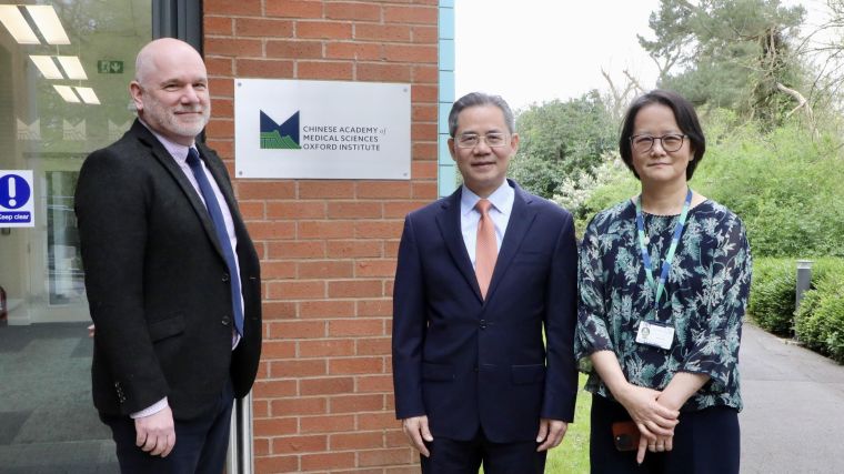 The Chinese Ambassador Zheng Zeguang visiting the COI